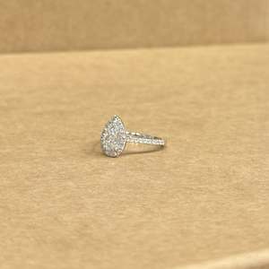 แหวนเพชรทรงลูกแพร์สีขาวทองคำขาวสุดหรู น้ำหนัก 1.06 กะรัต ประดับเพชรแล็บโกรว์ สำหรับงานแต่งงาน งานครบรอบ หรืองานเลี้ยง ออกแบบอย่างประณีต - Product Image 2