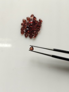 Granat rouge naturel 3,5 mm, taille triligne, qualité supérieure, pierre précieuse en vrac pour la fabrication de bijoux - Product Image 1
