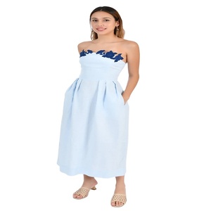 Robe de cocktail élégante sans bretelles en mousseline de soie avec broderie florale bleue, longueur genou, silhouette trapèze pour femme - Product Image 1
