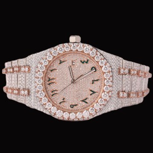 Reloj estilo hip hop brillante con números arábigos verdes personalizados, esfera redonda, dos tonos, movimiento de cuarzo con diamantes de moissanita incrustados. - Product Image 1