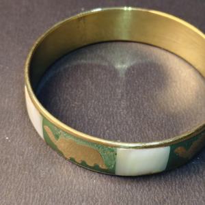 Bracelet unique en résine et laiton avec incrustations d'éléphant et de chameau - Bijou ethnique indien à motif animalier, style mosaïque artisanal - Product Image 5