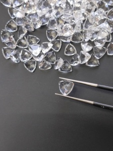 Topacio Blanco Natural de 7MM con Corte Trillón, Gema Suelta de la Mejor Calidad para la Fabricación de Joyas - Product Image 2