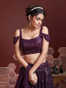 Vestido de Dama de Honor con Lentejuelas Moradas, Top Corto con Hombros Descubiertos y Falda Larga en Línea A, Cuello Barco, Sin Mangas, Estilo Clásico - Product Image 4