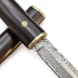 Cuchillo utilitario de precisión hecho a mano con hoja de acero Damasco Raindrop, mango de madera de ébano oscuro, collarín de latón y funda de madera. - Product Image 3