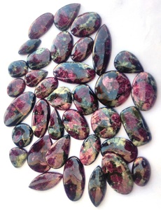 Lot en gros d'Eudialyte, pierres précieuses cabochons, pierres brutes, prix au gramme pour la guérison, la manifestation, le reiki et les cristaux - Product Image 1