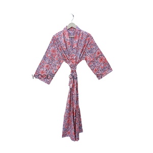 Kimono moderno de algodón con un kimono contemporáneo torcido con cuello en V con diseño simple y estampado floral para uso informal - Product Image 1