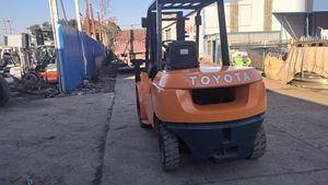 รถยกมือสองญี่ปุ่นแบบพกพา รุ่น 02-7FDA50 5 ตัน เครื่องยนต์ดีเซลมือสอง พร้อมเกียร์ ปั๊ม มอเตอร์ ไฮดรอลิก สำหรับโตโยต้า - Product Image 6