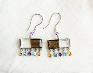 Pendientes de Diseño Artesanal de Lujo con Cuarzo Ahumado Genuino, Cristal y Flecos de Múltiples Zafiros - Product Image 2