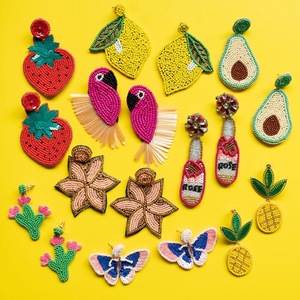 Boucles d'oreilles pendantes en forme de tasse à café ornée de perles, bijoux fantaisie faits à la main pour cadeau de fête d'automne - Product Image 4