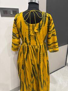 Vestido Maxi de Alta Calidad con Corte Evase, Kurti Largo, Manga 3/4, Espalda con Lazos, Color Amarillo, Cuello Corazón, Estampado Shibori Tie Dye, Ropa de Mujer - Product Image 5