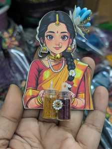 Soporte Tradicional para Haldi y Kumkum para Mujer, Hecho a Mano en el Sur de la India, Imán Étnico para Saree, Imán para Refrigerador, Regalo de Boda - Product Image 2