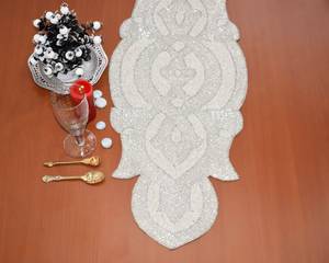 Chemin de table brodé à la main avec perles, sets de table floraux, linge de table personnalisé pour la maison, les mariages, les hôtels, les banquets - Product Image 1