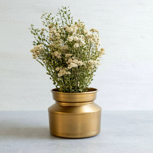 Moderno florero cilíndrico de latón pulido con textura acanalada vertical que contiene un ramo fresco, disponible a precios de mayorista. - Product Image 5