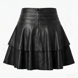 Mini-jupe plissée trapèze taille haute en similicuir brillant noir uni pour femme - Product Image 2