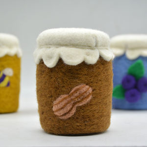 Pot à confiture décoratif en feutre de laine, fait main avec de la laine douce et écologique - Miniature réaliste avec amandes en feutre - Product Image 2