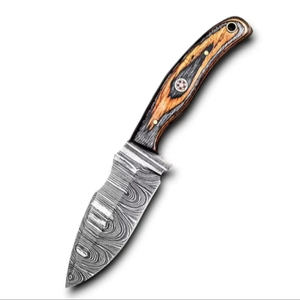 มีดใบตรงด้ามไม้ปักก้า ดามัสกัสสตีล พร้อมปลอกหนัง สำหรับล่าสัตว์และตั้งแคมป์ แบบพกพา รับผลิต ODM/OEM  ขั้นต่ำในการสั่งซื้อน้อย - Product Image 1