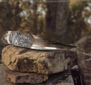 Cuerno de Soplado de la Mejor Calidad, 100% Natural, Grabado, con Correas de Cuero, de la India - Product Image 1