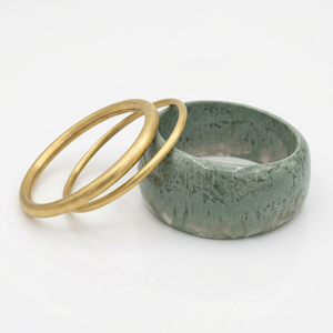 Conjunto de Joyería Hecho a Mano: Brazalete de Resina Verde Texturizada y Anillo de Latón Dorado para Mujer, Venta al Por Mayor - Product Image 1