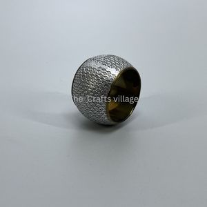 Anneau de serviette rond en métal avec motif traditionnel, décoration de table durable, accessoire de table élégant pour la décoration de table de mariage ou de fête - Product Image 4