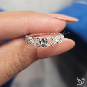 แหวนเพชรทรง Asscher 0.5 กะรัต ฝังเพชรแบบ Pave วงแหวนบิดเกลียว รับรองโดย IGI ทองคำขาว 10K แหวนหมั้น - Product Image 5