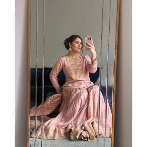 Conjunto de Traje de Satén para Fiesta con Lentejuelas y Bordados, Mangas Tres Cuartos, Talla XL - Product Image 4