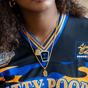 Robe de basket-ball noire personnalisée pour femme, sans manches, vêtement de sport athlétique, coupe ample, style streetwear, mini-robe tendance - Product Image 5