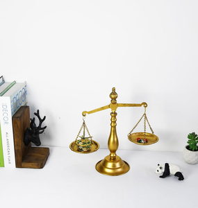 Balance mécanique vintage en métal avec finition dorée, plateaux de pesée suspendus, style antique, balance décorative de table - Product Image 2