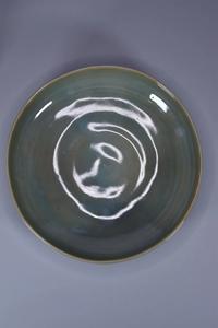 Bol de service en céramique artisanale avec glaçure olive, design discret, finition lisse, durable, sans danger pour les aliments, élégant, indispensable pour la cuisine - Product Image 3