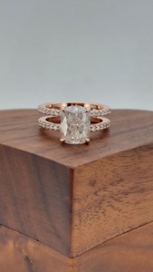 Bague de fiançailles en diamant taille émeraude, alliance en or rose avec diamants latéraux, certifiée GIA, style classique pour femme - Product Image 1