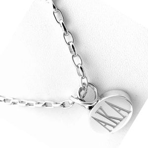 Collar con Colgante Ovalado AKA, Joyería Elegante Chapada en Oro para Mujer, Accesorio de Moda de Lujo con un Elegante Colgante Ovalado - Product Image 1