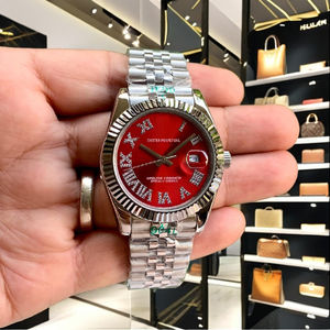 นาฬิกาข้อมือสแตนเลสสตีลหรูหราสไตล์วินเทจคุณภาพสูง ตัวเรือนขนาด 12 มม. หน้าปัดสีแดงลายรัศมี ประดับเพชร ตัวเลขโรมัน พร้อมจี้การ์ตูน - Product Image 1