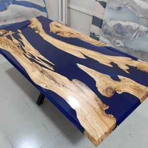 Table à manger rectangulaire en noyer moderne avec bord naturel et résine époxy bleue, pieds en métal noir, sur mesure - Product Image 5