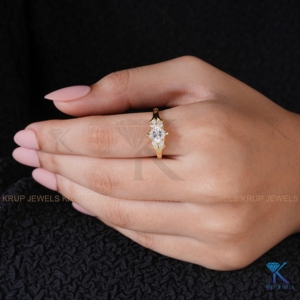 Bague de fiançailles en diamant de laboratoire taille princesse, or massif, style vintage, bijoux fins, sur mesure, cadeau pour femme, KRUP JEWELS - Product Image 2