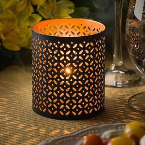 Portavelas metálicos premium con forma de votivos para espacios contemporáneos que combinan superficies lisas con una luz cálida y suave. - Product Image 2