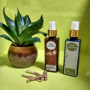 Fournisseur en gros de parfums en brume de bois de santal et de vétiver dans de magnifiques flacons pulvérisateurs carrés en plastique - Product Image 4