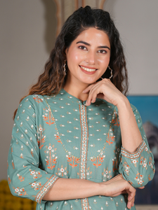 Kurta Anarkali vert en rayonne à imprimé floral pour femme, avec col mandarin et manches trois-quarts, conçu pour la mode ethnique mondiale - Product Image 2