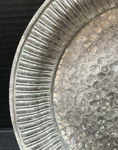 Assiette de présentation en métal argenté texturé avec motif grainé, design rond élégant pour mariage, banquet, fête et décoration de table à domicile - Product Image 2