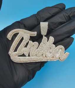 จี้เพชรโมอิสซาไนต์แบบกำหนดเอง VVS ผ่านการทดสอบ สำหรับผู้ชาย สไตล์ฮิปฮอป เงินแท้ 925 ประดับเพชรเต็มตัวอักษร จี้ตัวอักษรเริ่มต้น - Product Image 1