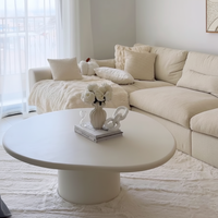 Table basse en micro-béton blanc cassé Vandana Astra Arista pour un décor de salon moderne