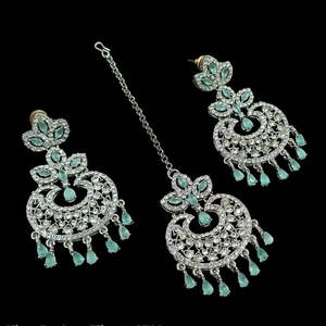 Juego de Joyería de Moda Jewelemarket, Aretes Colgantes con Piedras Austriacas Plateadas en Verde Menta y Maangtikka - Product Image 1