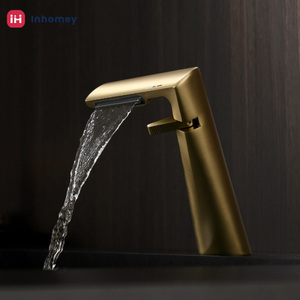 Miscelatore Monoforo a Cascata per Lavabo da Bagno Moderno, Montaggio su Piano in Ottone Oro Spazzolato - Product Image 2