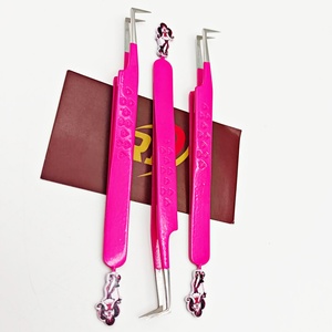 Pince à épiler professionnelle pour extensions de cils avec logo personnalisé, couleur rose, en acier inoxydable, modèle Poupée de Noël, à 90 degrés - Product Image 3