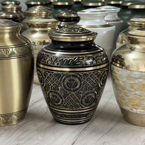 Urna Funeraria Premium Grabada en Negro y Dorado, de Latón, Personalizable con Grabado Floral, para Guardar Cenizas de Adultos - Product Image 3