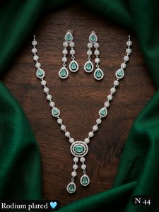 Conjunto de Collar y Aretes de Oro con Incrustaciones de Kundan y Perlas, Joyería de Boda para Mujer, Estilo Clásico, Diseño Geométrico - Product Image 1