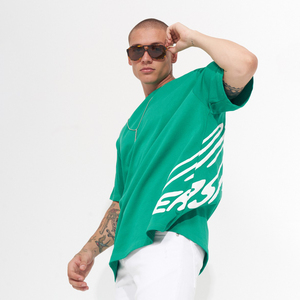 เสื้อยืดคอกลมทรงหลวมพิมพ์ลายกราฟิกด้านข้างสำหรับผู้ชาย ผ้าคอตตอนหนานุ่มพรีเมียม สไตล์สตรีทแวร์ สีเขียว - Product Image 2