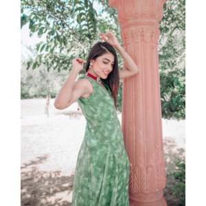 Conjunto de Kurta de Tela Chifón Verde Té, Corte Recto, Talla XS - Product Image 2