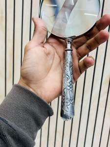 Lupa de Mano de 4'' con Mango de Metal Grabado |   Lupa óptica de cristal vintage (no plegable) - Product Image 3