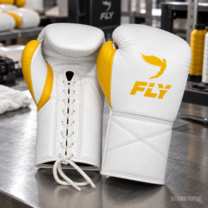 Gants de boxe en cuir Fly blancs avec accents jaunes, fermeture à lacets, pour adultes, design léger - Product Image 2