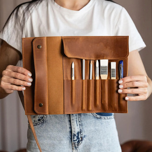 Rouleau de pinceaux en cuir fait main pour aquarelle, porte-outils multi-emplacements pour artiste, organisateur d'outils d'artisanat haut de gamme, rouleau en cuir pour artistes en vente - Product Image 1