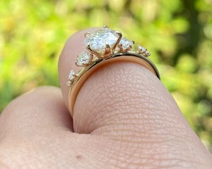 Bague de fiançailles solitaire élégante en or massif avec diamant blanc taille ronde, idéale pour le quotidien, bijou raffiné, cadeau - Product Image 3